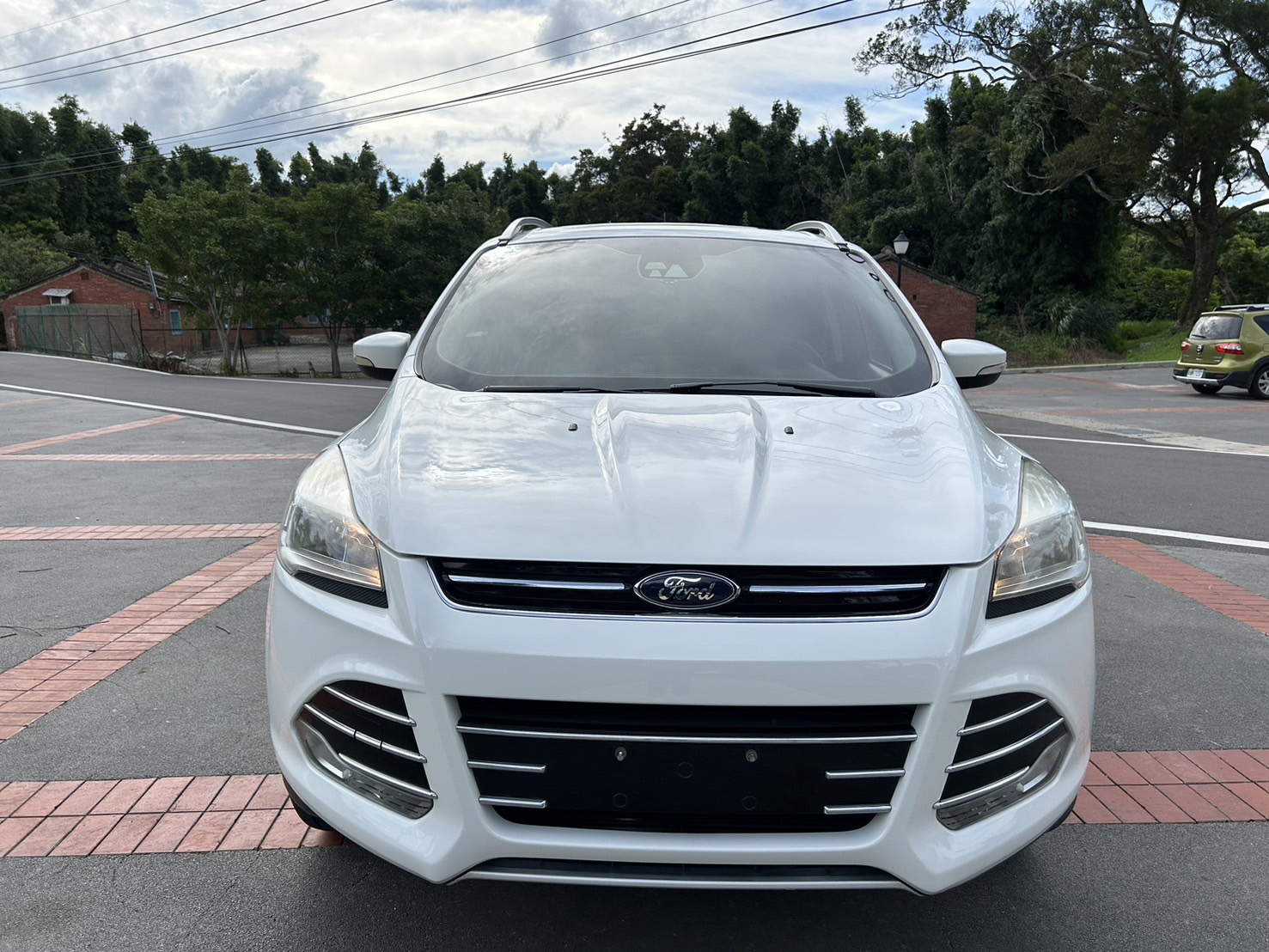 售：福特FORD KUGA 柴油渦輪頂級版 全景窗車道偏移等等超滿配 正跑13萬初有查詢記錄！直接看車最優惠 即日起電話預約看車匯訂最高可折5萬給您！  第3張相片