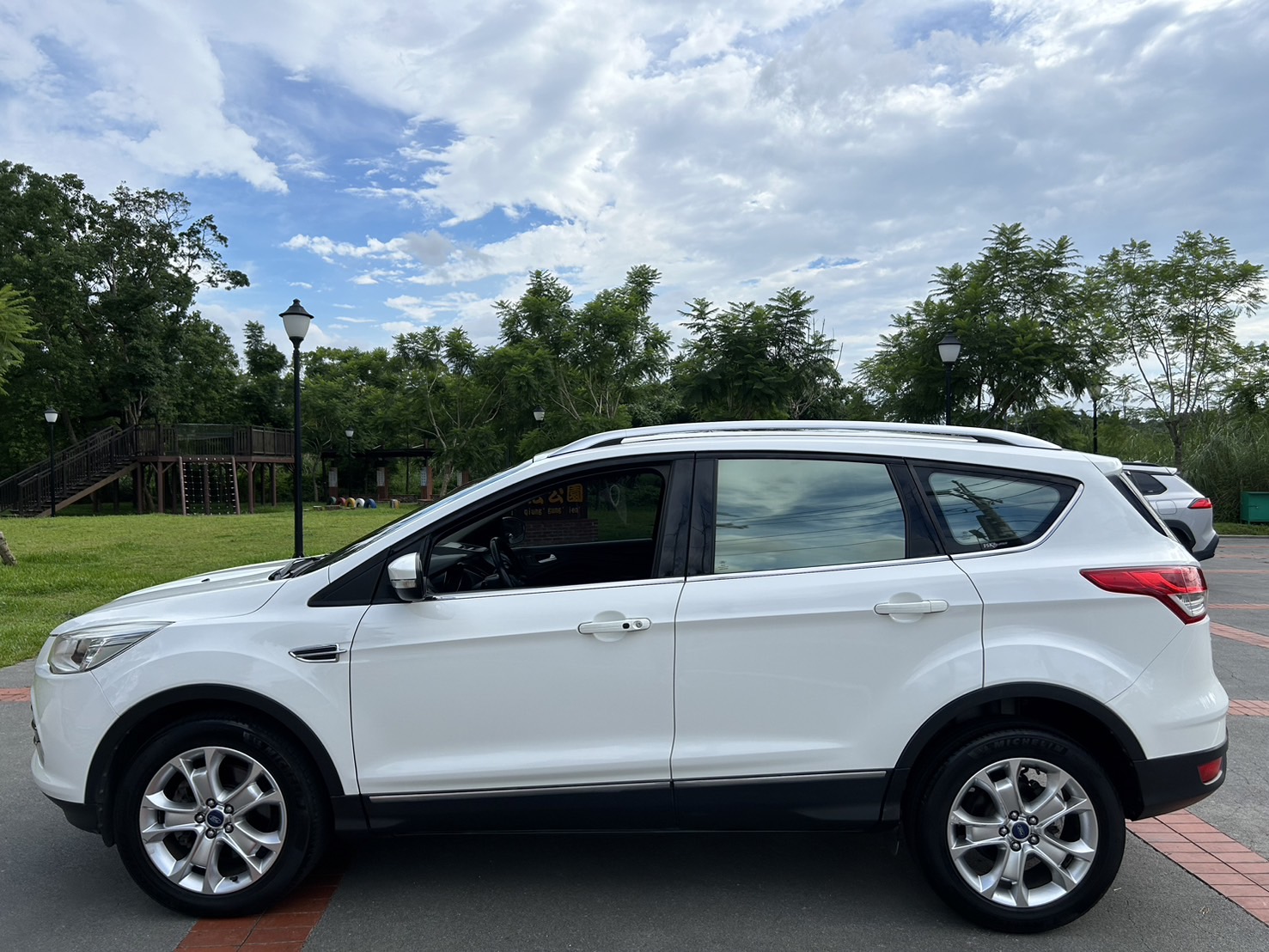 售：福特FORD KUGA 柴油渦輪頂級版 全景窗車道偏移等等超滿配 正跑13萬初有查詢記錄！直接看車最優惠 即日起電話預約看車匯訂最高可折5萬給您！  第4張相片