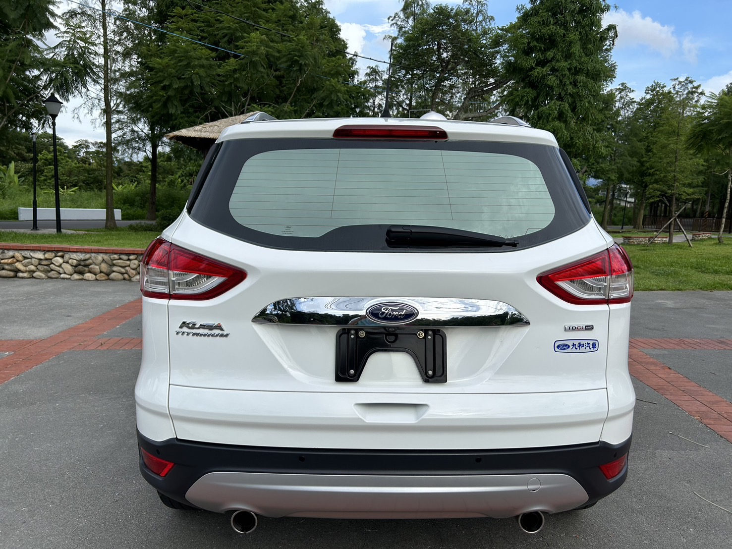 售：福特FORD KUGA 柴油渦輪頂級版 全景窗車道偏移等等超滿配 正跑13萬初有查詢記錄！直接看車最優惠 即日起電話預約看車匯訂最高可折5萬給您！  第5張相片