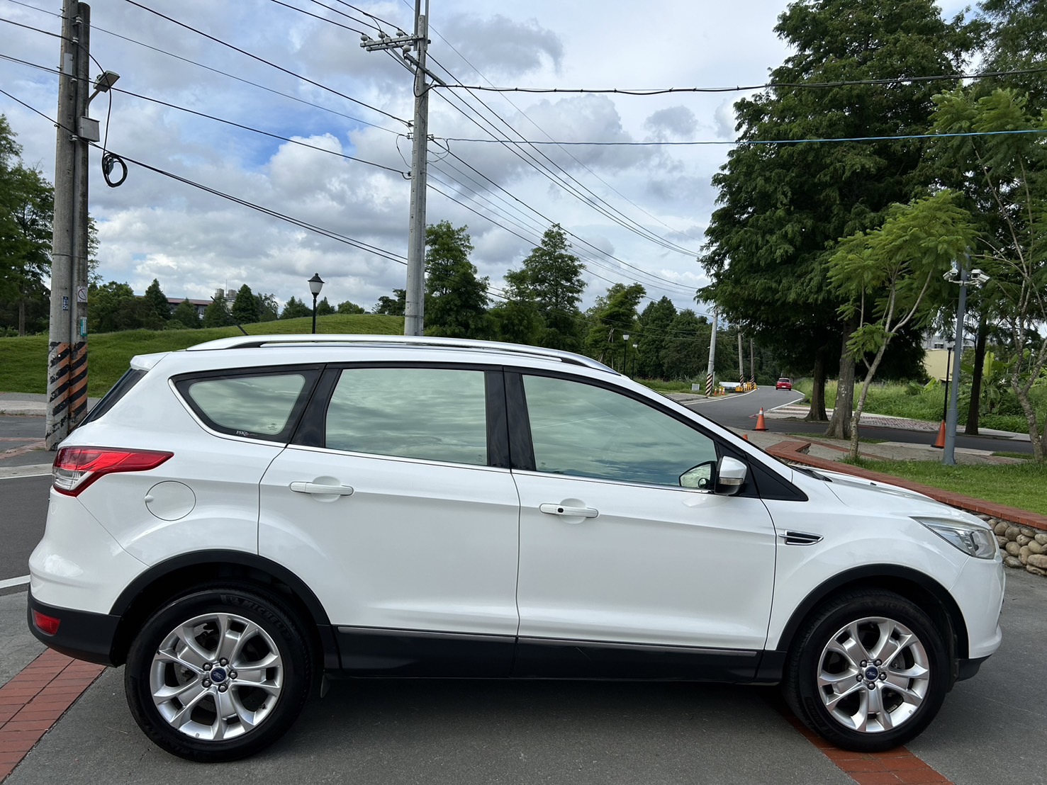 售：福特FORD KUGA 柴油渦輪頂級版 全景窗車道偏移等等超滿配 正跑13萬初有查詢記錄！直接看車最優惠 即日起電話預約看車匯訂最高可折5萬給您！  第6張相片