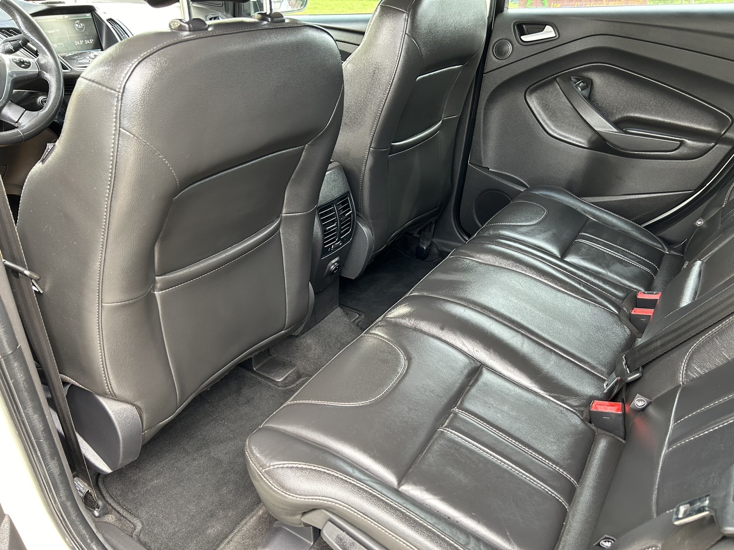 售：福特FORD KUGA 柴油渦輪頂級版 全景窗車道偏移等等超滿配 正跑13萬初有查詢記錄！直接看車最優惠 即日起電話預約看車匯訂最高可折5萬給您！  第7張相片