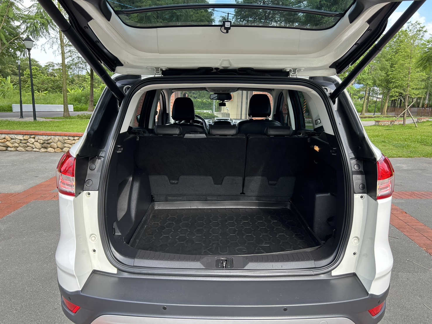 售：福特FORD KUGA 柴油渦輪頂級版 全景窗車道偏移等等超滿配 正跑13萬初有查詢記錄！直接看車最優惠 即日起電話預約看車匯訂最高可折5萬給您！  第8張相片