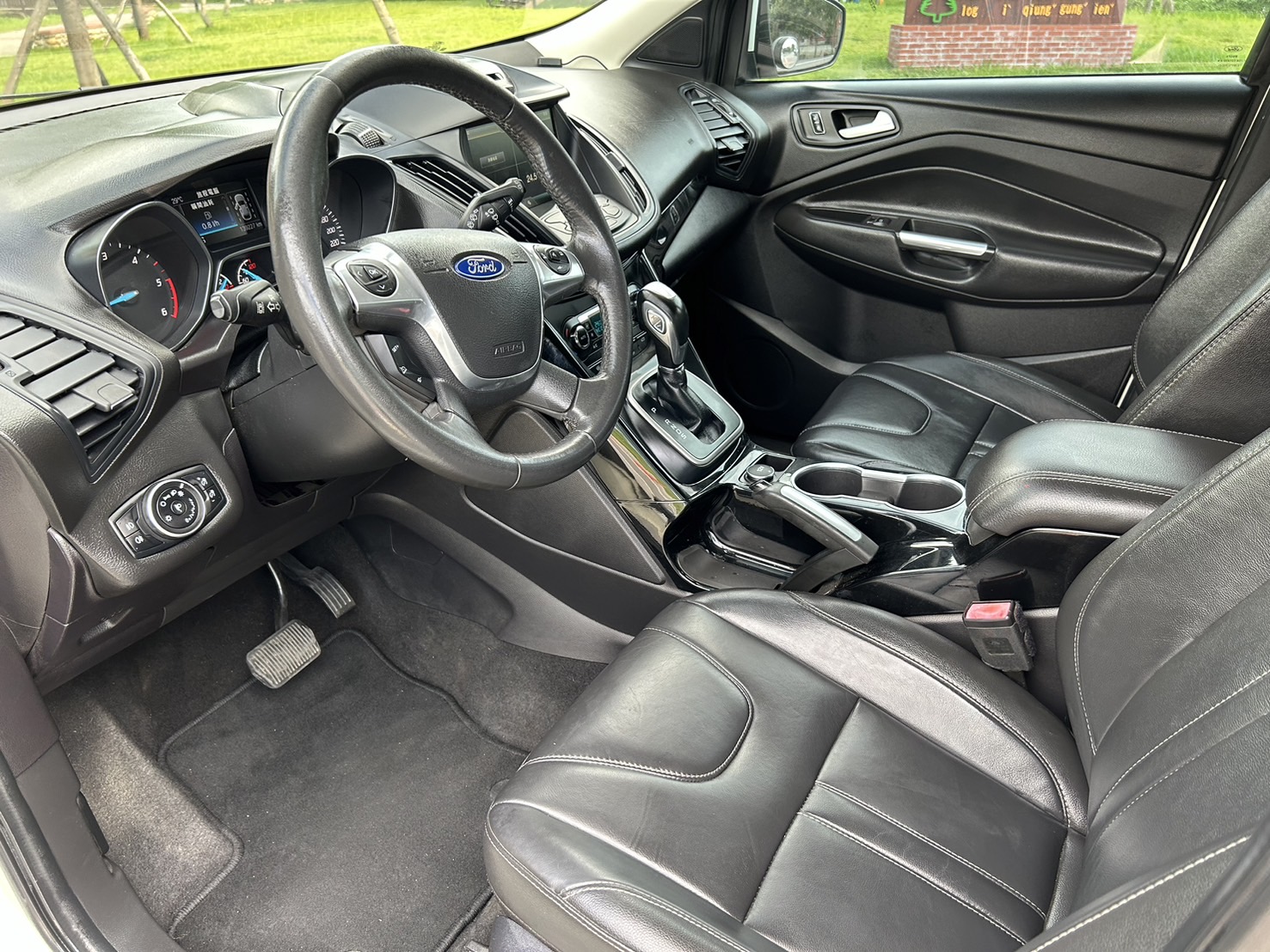 售：福特FORD KUGA 柴油渦輪頂級版 全景窗車道偏移等等超滿配 正跑13萬初有查詢記錄！直接看車最優惠 即日起電話預約看車匯訂最高可折5萬給您！  第10張相片