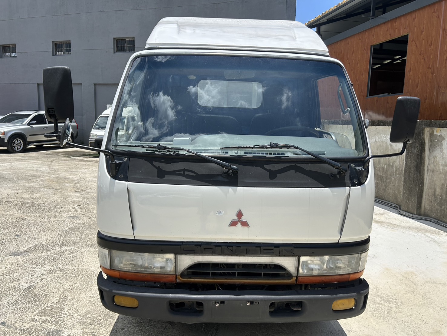 售：三菱CANTER 3頓半柴油渦輪6輪貨車 里程保證全車內外底盤皆已整理完畢車況保證！各行各業做生意好幫手比，此車回去保證賺錢！   第2張相片