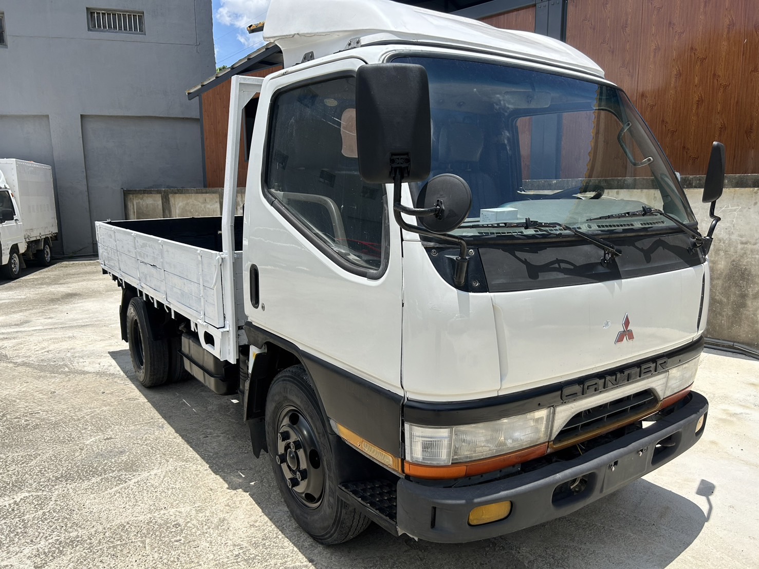 售：三菱CANTER 3頓半柴油渦輪6輪貨車 里程保證全車內外底盤皆已整理完畢車況保證！各行各業做生意好幫手比，此車回去保證賺錢！   第4張相片