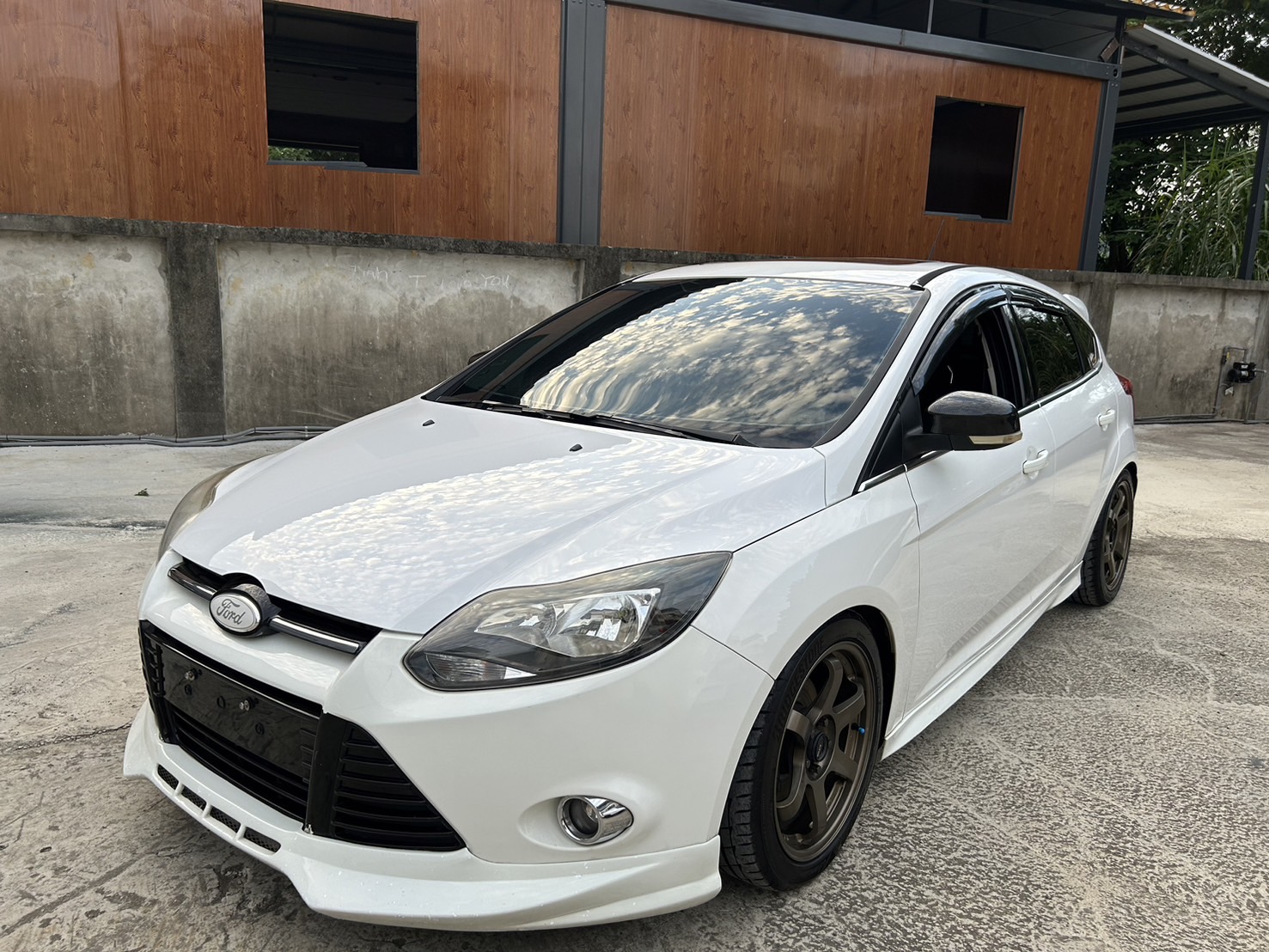 售：FORD 佛可司 FOCUS 頂級正一手跑14萬！（附查詢記錄）漂亮老師車 無改裝 原版件 無待修 錶準 滿配 360環景 歡迎預約看車！  第1張相片