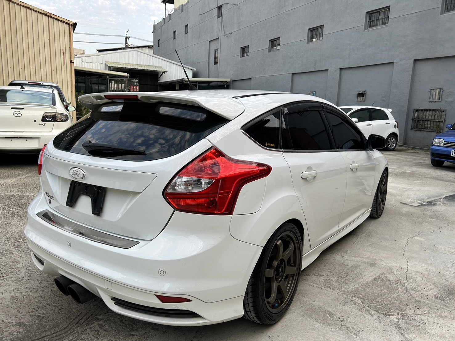 售：FORD 佛可司 FOCUS 頂級正一手跑14萬！（附查詢記錄）漂亮老師車 無改裝 原版件 無待修 錶準 滿配 360環景 歡迎預約看車！  第2張相片