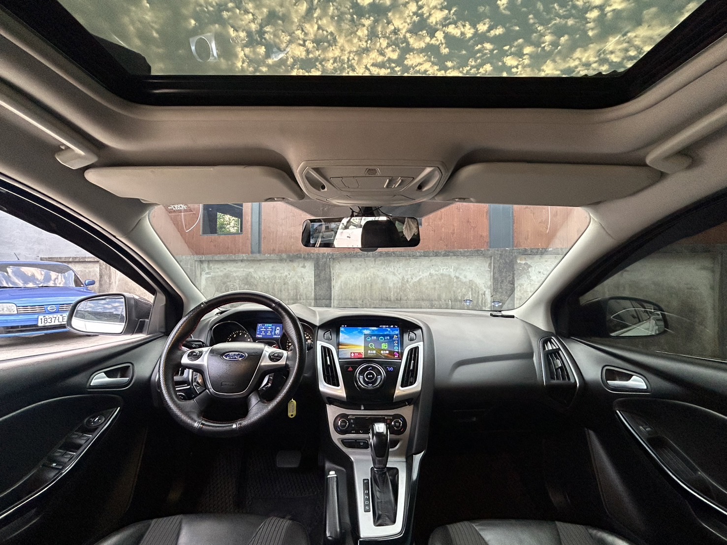 售：FORD 佛可司 FOCUS 頂級正一手跑14萬！（附查詢記錄）漂亮老師車 無改裝 原版件 無待修 錶準 滿配 360環景 歡迎預約看車！  第5張相片
