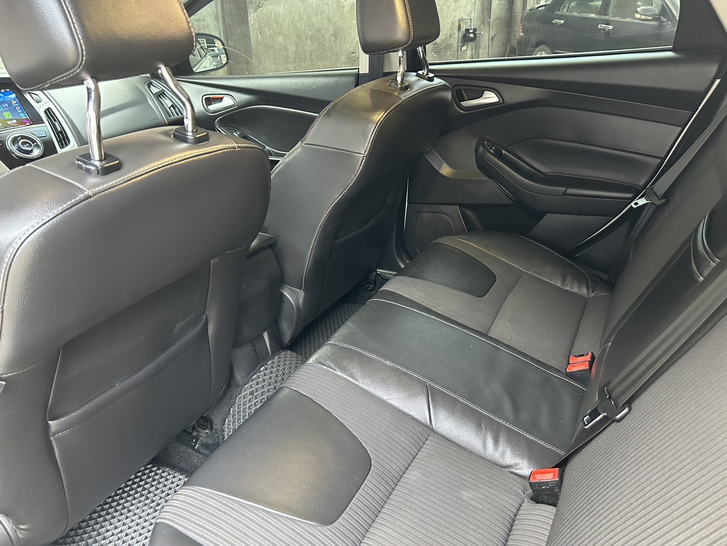 售：FORD 佛可司 FOCUS 頂級正一手跑14萬！（附查詢記錄）漂亮老師車 無改裝 原版件 無待修 錶準 滿配 360環景 歡迎預約看車！  第6張相片