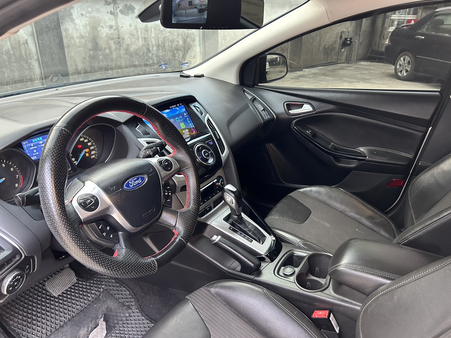 售：FORD 佛可司 FOCUS 頂級正一手跑14萬！（附查詢記錄）漂亮老師車 無改裝 原版件 無待修 錶準 滿配 360環景 歡迎預約看車！  第7張相片