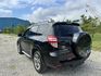 售：豐田TOYOTA RAV4 2.4頂級款！好爸爸休旅車 全車出遊好辛福 行李空間保證夠！歡迎預約看車！  第2張縮圖