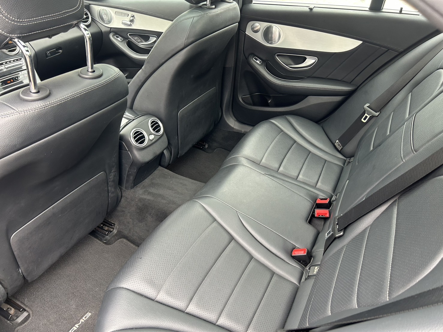 售：BENZ賓士大滿配C300AMG 4MAT 正跑11萬公里，此車有附超級鑑定+HAA雙認證！歡迎車換車更優惠！  第5張相片