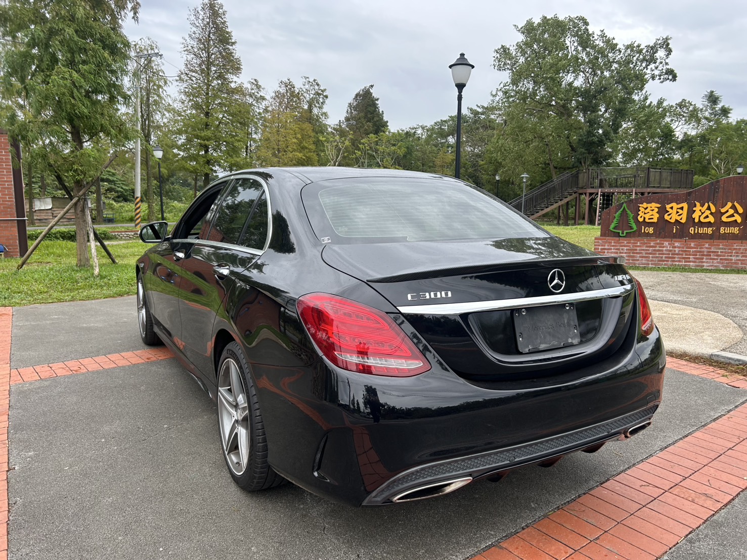 售：賓士大滿配C300AMG 4MAT 正跑11萬公里，此車有附超級鑑定+HAA雙認證！歡迎車換車更優惠！  第2張相片