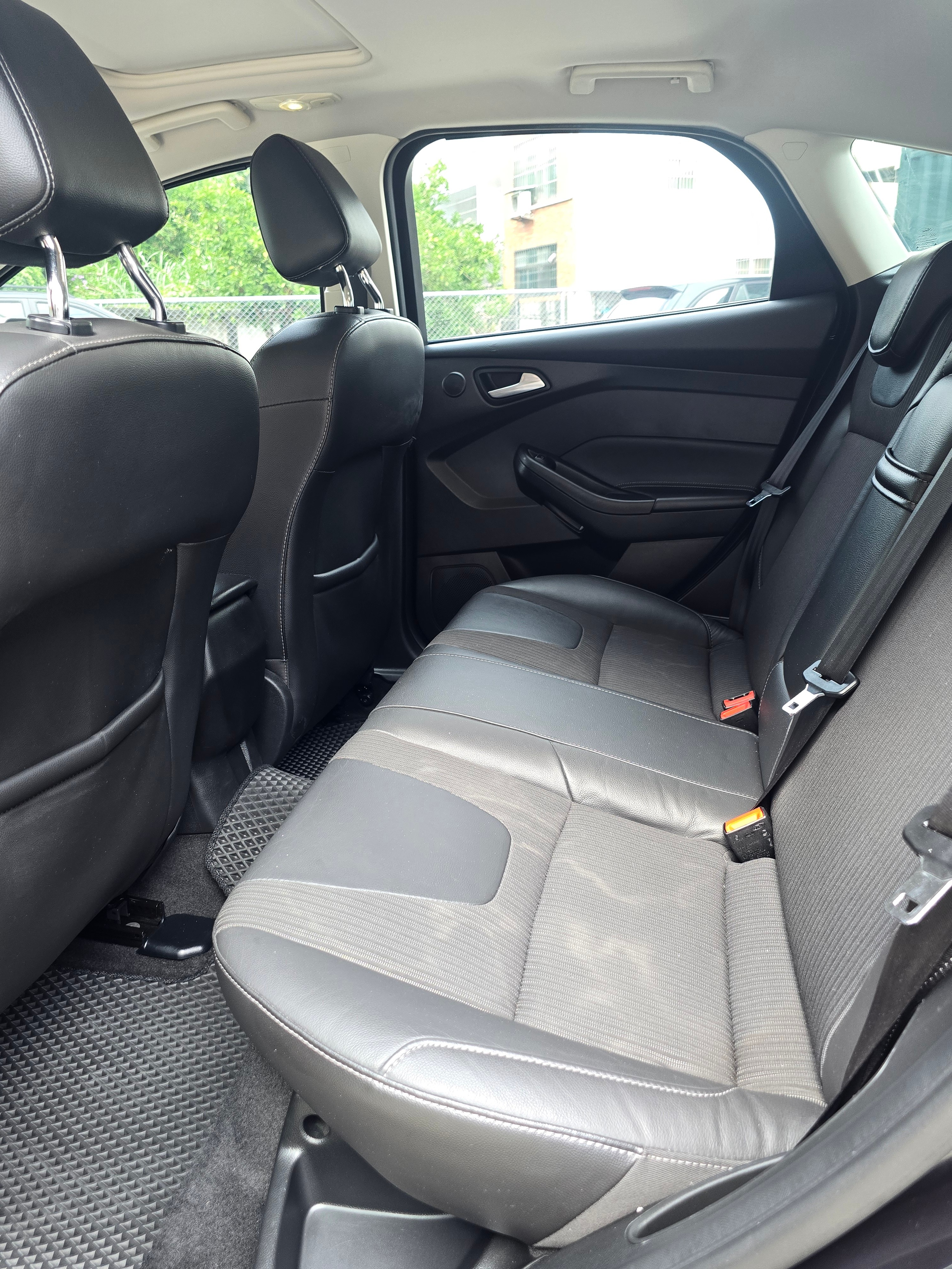 售：FORD福特focus 2.0 S版天窗 輔助停車 10合1影音多媒體 正跑12萬，會員獨享售後免費維修美容！  第6張相片