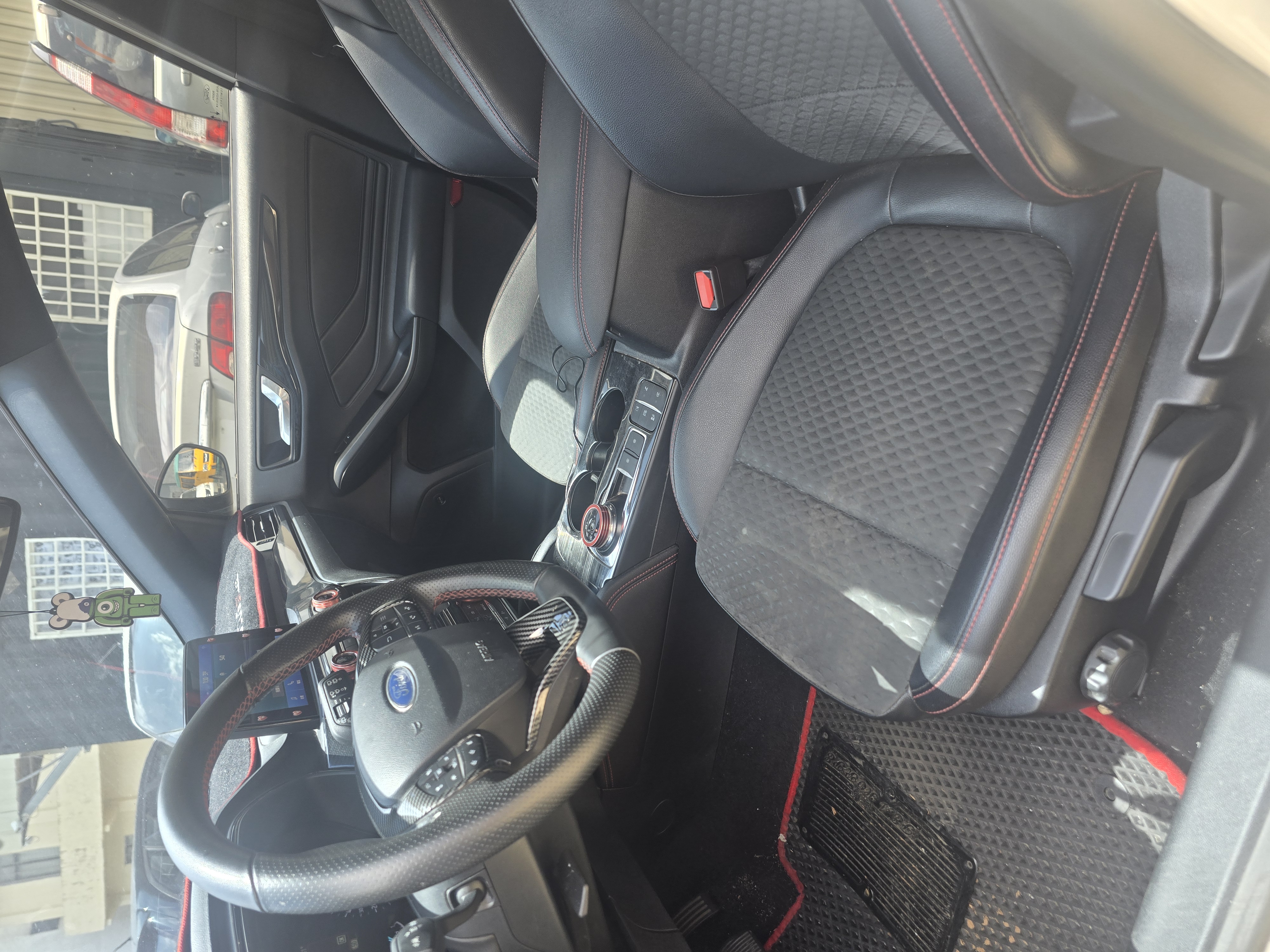 售：福特FOCUS 1.5ST-LINE 全車精品改鋁圈避震排氣管皆已整備上車！  第5張相片