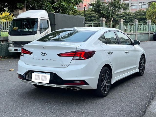 HYUNDAI現代 ELANTRA  第2張相片