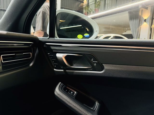 PORSCHE保時捷 MACAN  第9張相片