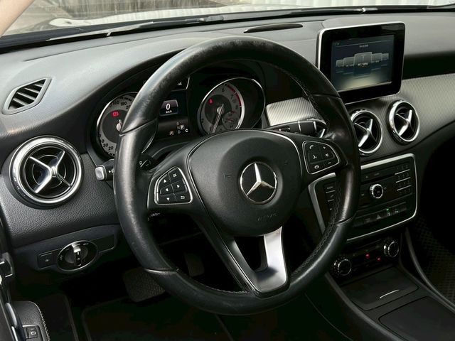 M-BENZ賓士 GLA180  第5張相片