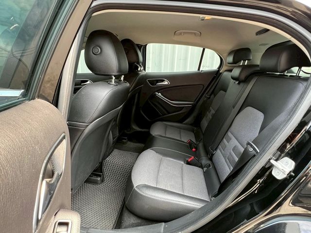 M-BENZ賓士 GLA180  第7張相片