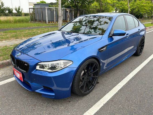 M5/小改款/2階/原鈑件/LED主動轉向頭燈/盲點/抬顯/車道偏移/HK音響/電尾門/KEYLESS GO/電吸門  第1張相片