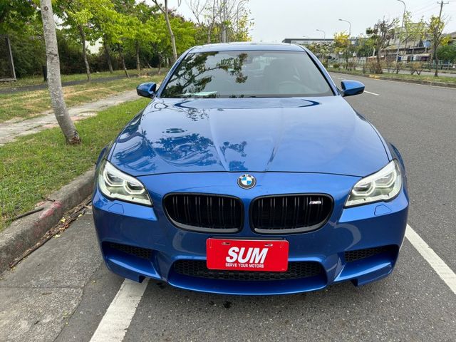 M5/小改款/2階/原鈑件/LED主動轉向頭燈/盲點/抬顯/車道偏移/HK音響/電尾門/KEYLESS GO/電吸門  第2張相片