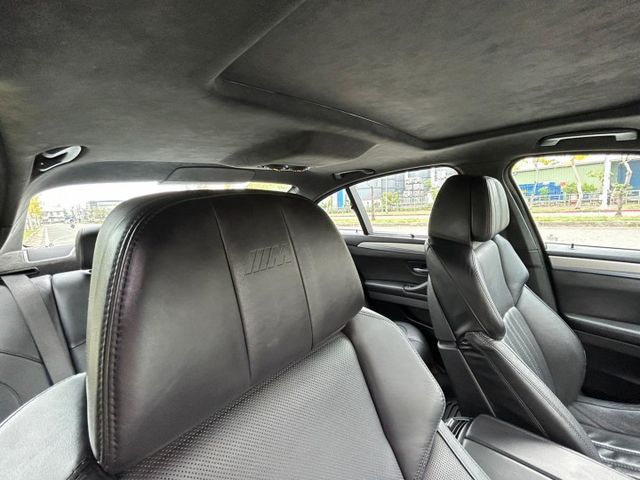 M5/小改款/2階/原鈑件/LED主動轉向頭燈/盲點/抬顯/車道偏移/HK音響/電尾門/KEYLESS GO/電吸門  第18張相片