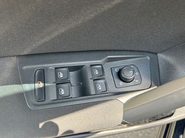 一手車/原廠保養/全車鍍膜/低里程/倒車顯影/感應式頭燈/6 安/循跡防滑  第14張相片