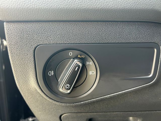一手車/原廠保養/全車鍍膜/低里程/倒車顯影/感應式頭燈/6 安/循跡防滑  第15張相片