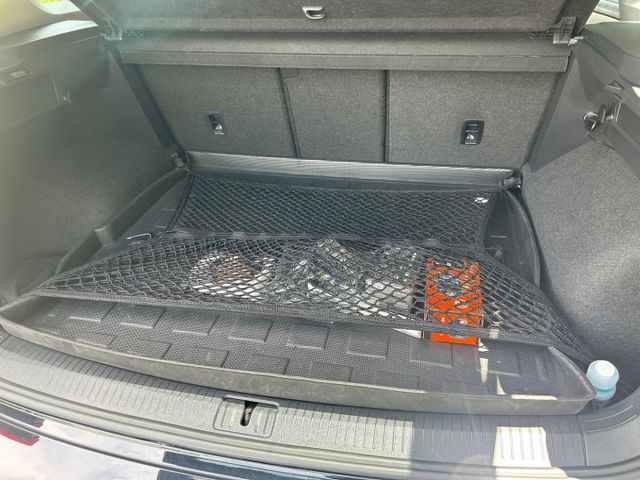 一手車/原廠保養/全車鍍膜/低里程/倒車顯影/感應式頭燈/6 安/循跡防滑  第17張相片