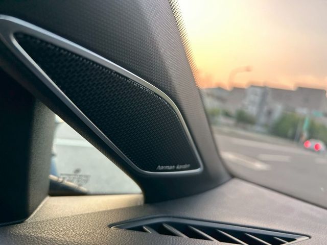 R-LINE一手車/只跑3000/原廠保固/原鈑原漆/HK環繞音響/多色氣氛燈  第15張相片