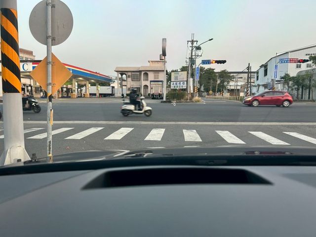 R-LINE一手車/只跑3000/原廠保固/原鈑原漆/HK環繞音響/多色氣氛燈  第16張相片