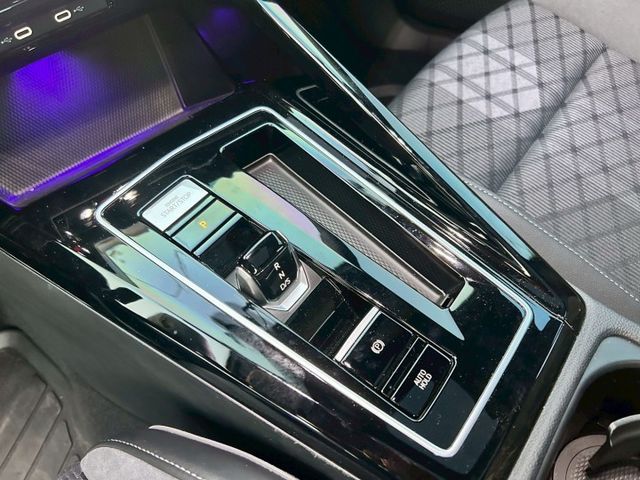 R-LINE一手車/只跑3000/原廠保固/原鈑原漆/HK環繞音響/多色氣氛燈  第17張相片