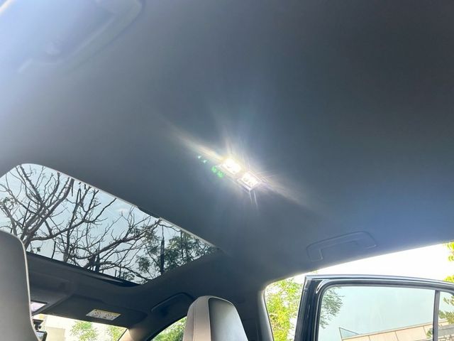 R-LINE一手車/只跑3000/原廠保固/原鈑原漆/HK環繞音響/多色氣氛燈  第18張相片