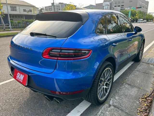 18領牌一手車/原廠保養/低里程僅跑5萬/原鈑件/14向電動椅/免鑰匙/HID主動轉向頭燈/觸控式螢幕含CARPLAY  第7張相片