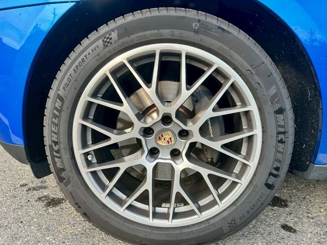 18領牌一手車/原廠保養/低里程僅跑5萬/原鈑件/14向電動椅/免鑰匙/HID主動轉向頭燈/觸控式螢幕含CARPLAY  第9張相片