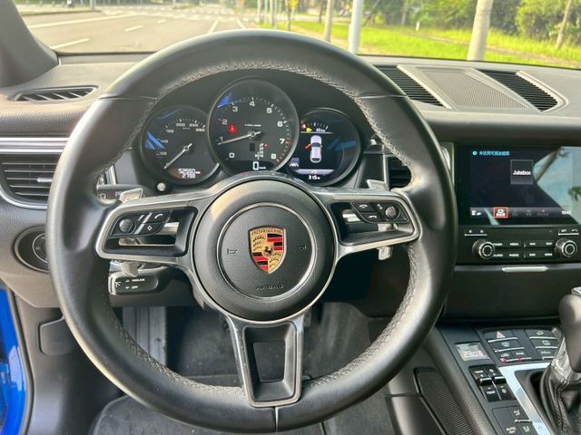 18領牌一手車/原廠保養/低里程僅跑5萬/原鈑件/14向電動椅/免鑰匙/HID主動轉向頭燈/觸控式螢幕含CARPLAY  第11張相片