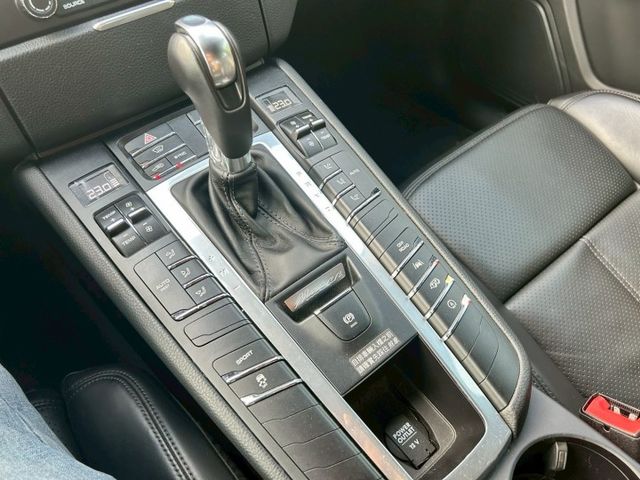 18領牌一手車/原廠保養/低里程僅跑5萬/原鈑件/14向電動椅/免鑰匙/HID主動轉向頭燈/觸控式螢幕含CARPLAY  第15張相片
