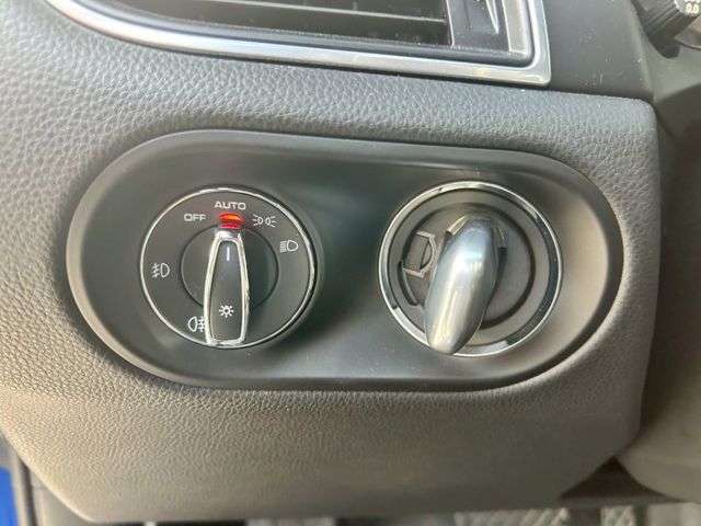 18領牌一手車/原廠保養/低里程僅跑5萬/原鈑件/14向電動椅/免鑰匙/HID主動轉向頭燈/觸控式螢幕含CARPLAY  第16張相片