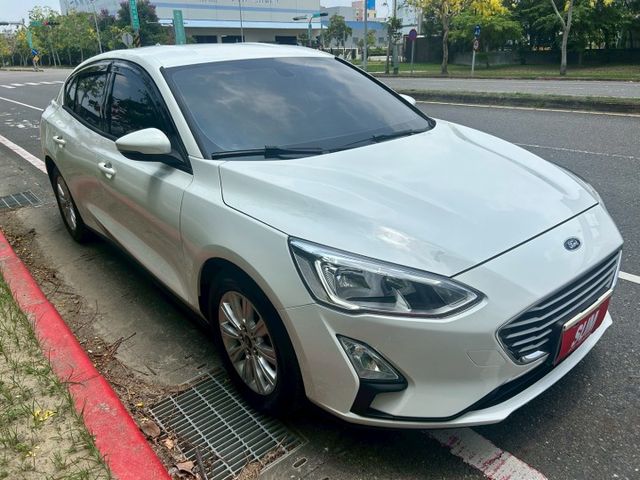 一手車/低里程/6安/定速/倒車顯影/觸控式影音螢幕/CARPLAY/AUTOHOLD/雙區溫控  第1張相片