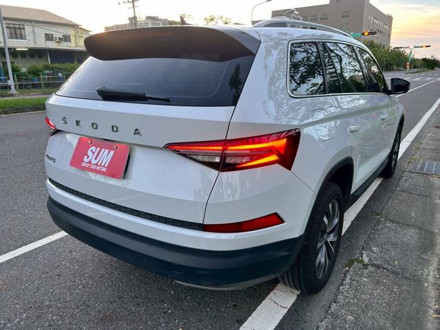 一手車/原廠保固/原廠保養/原鈑件/ACC跟車/360環景/盲點/車道維持輔助/LED頭燈/電尾門/7人座  第7張相片