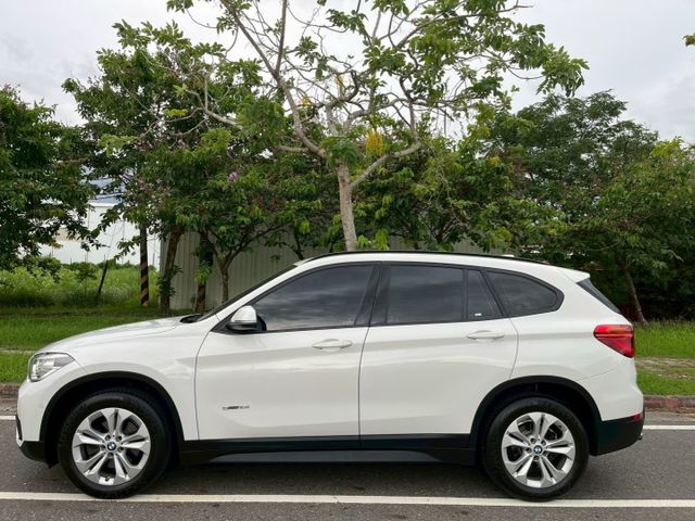 一手車/原鈑件/6安/摸門解鎖/自動停車/LED頭燈/雙前座電動椅/電尾門/行李架/內外氣氛漂亮  第4張相片