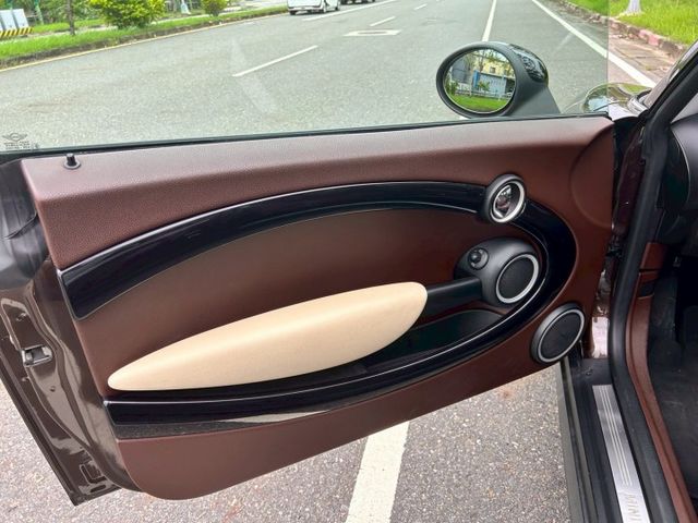 1+2不對稱車門獨特設計/經典內裝配色/原鈑件/HID感應式頭燈/6安/內外氣氛漂亮/可貸款  第16張相片