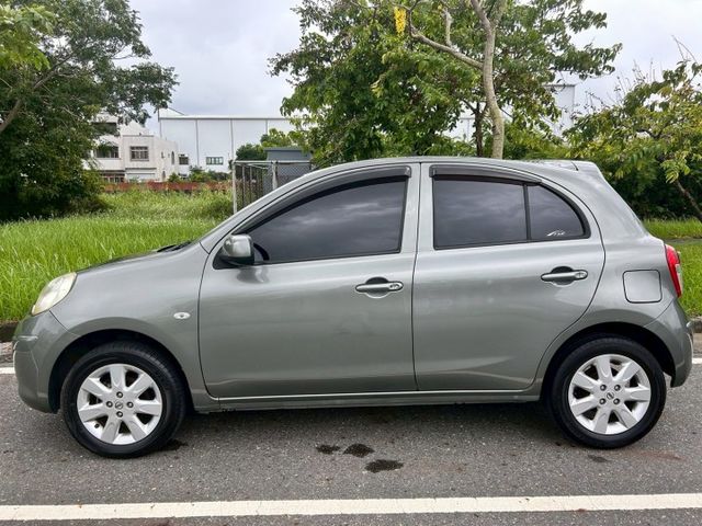 超低里程只跑8萬/原鈑件省油小車/免鑰匙/雙安/內外氣氛漂亮/可全額貸款  第4張相片