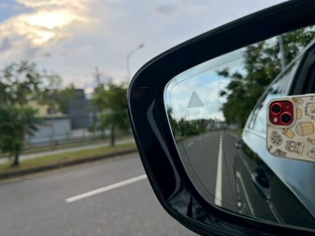 總代理530i M版/原鈑件/ACC跟車/盲點/AC套件/後輪轉向系統/藍卡鉗/360環景/車偏/抬顯/摸門解鎖  第9張相片