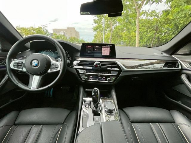 總代理530i M版/原鈑件/ACC跟車/盲點/AC套件/後輪轉向系統/藍卡鉗/360環景/車偏/抬顯/摸門解鎖  第10張相片