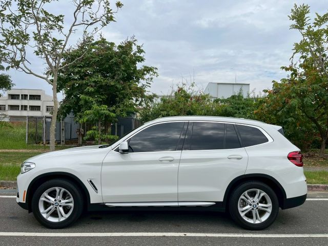 30i/原鈑件/摸門解鎖/LED主動轉向頭燈/雙前電動椅/黑頂棚/全景天窗/CARPLAY  第4張相片