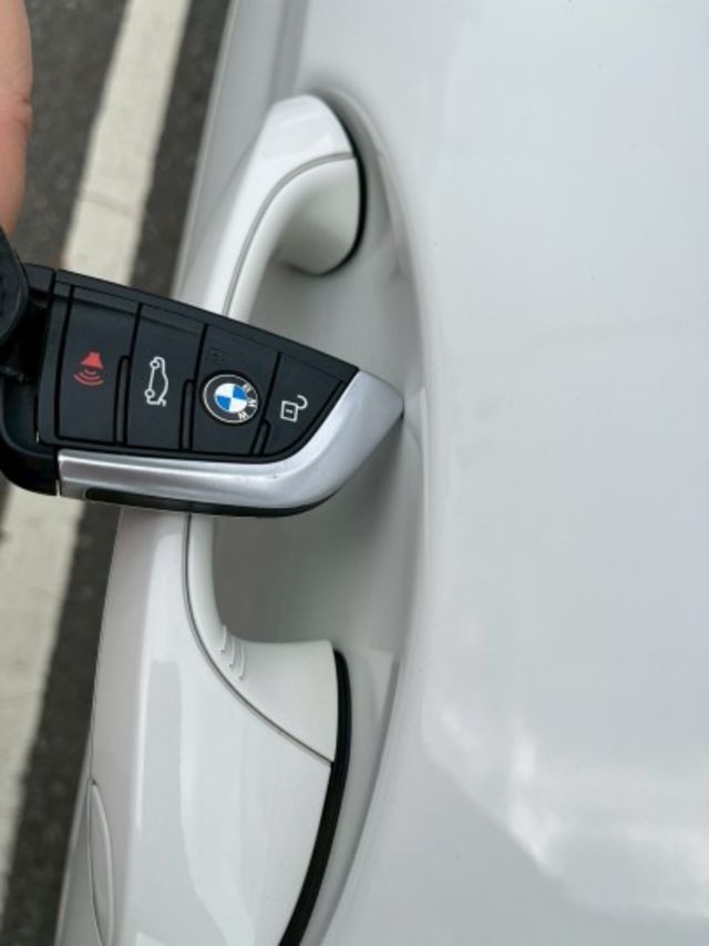 30i/原鈑件/摸門解鎖/LED主動轉向頭燈/雙前電動椅/黑頂棚/全景天窗/CARPLAY  第8張相片