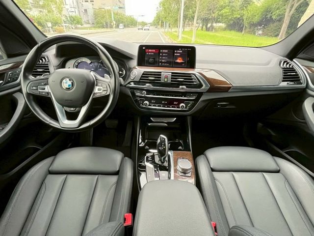 30i/原鈑件/摸門解鎖/LED主動轉向頭燈/雙前電動椅/黑頂棚/全景天窗/CARPLAY  第9張相片