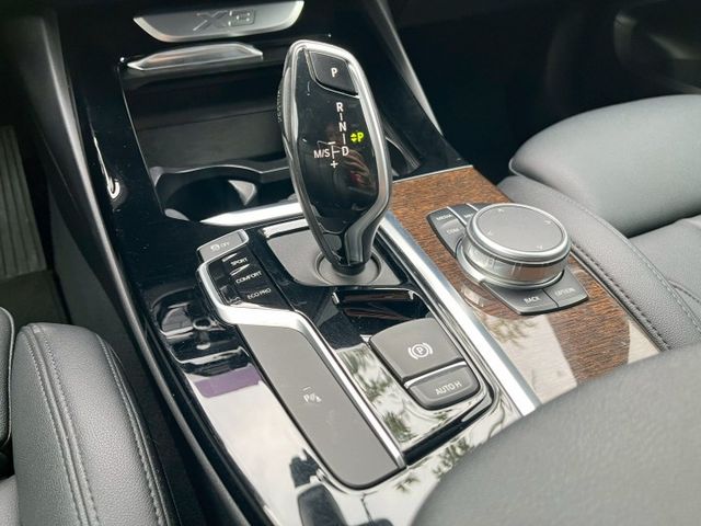 30i/原鈑件/摸門解鎖/LED主動轉向頭燈/雙前電動椅/黑頂棚/全景天窗/CARPLAY  第17張相片