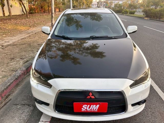 IO頂級/原鈑件/I-KEY/空力套件/HID主動轉向頭燈/換檔撥片/大螢幕安卓機/天窗  第2張相片